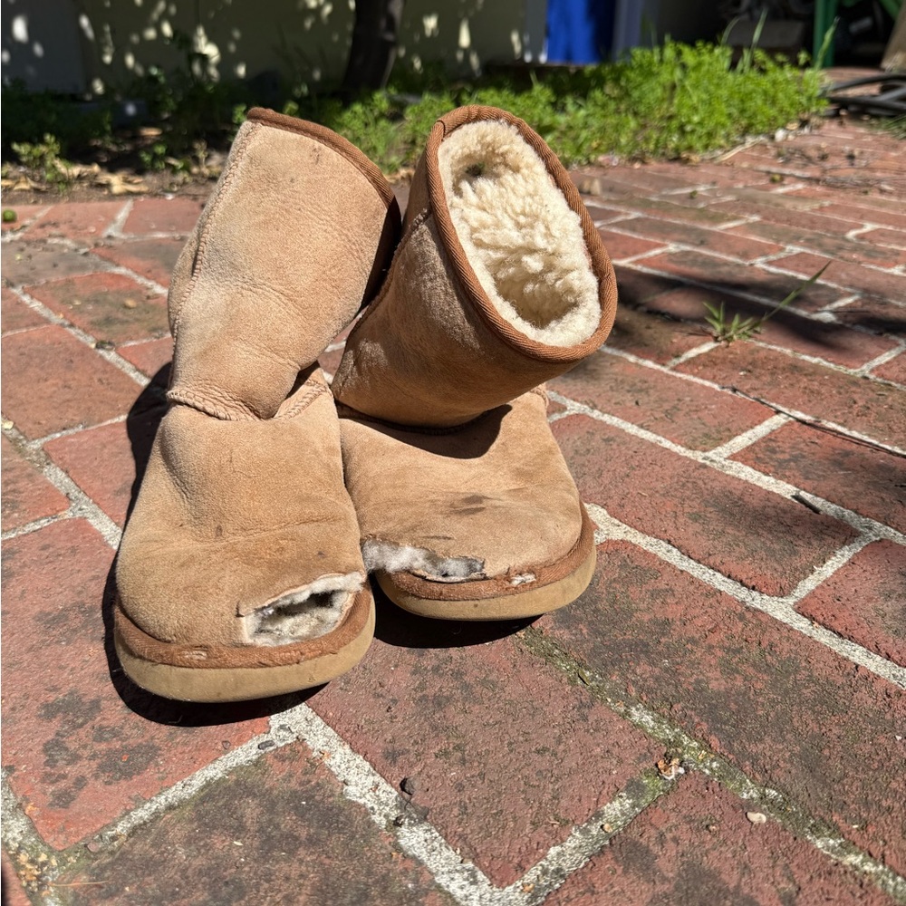 worn ugg australia (two holes)
